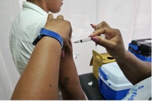 Covid-19 segue causando 1.700 mortes no mundo a cada semana, aponta OMS