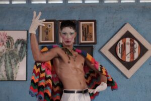 Clipe de artista petrolinense mistura exuberância de looks e magnitude da Caatinga