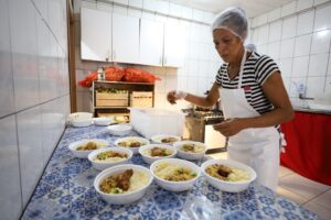 Bahia Sem Fome: Cozinhas comunitárias começam entrega de refeições para população em vulnerabilidade social