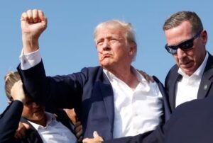 Com sangue no rosto, Trump é retirado às pressas do palco durante comício na Pensilvânia após disparos serem ouvidos
