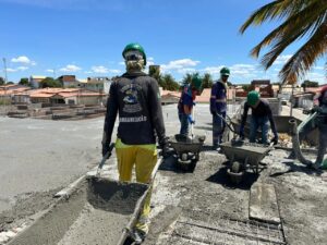 Operários realizam concretagem da primeira etapa da cobertura do Hospital Municipal de Remanso