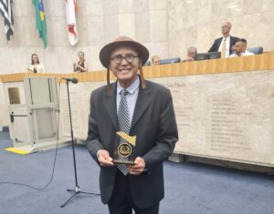 Poeta e cantador de Petrolina Aldy Carvalho recebe prêmio nacional em SP