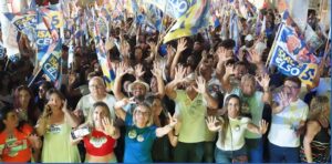 Celso Carvalho arrasta multidão em Arrastão do 55 no bairro Piranga