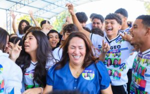 Suzana é recebida com euforia pelos alunos do Colégio Geo no Projeto “Geo Nas Eleições”