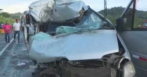 Três pessoas morrem em acidente com van que transportava pacientes na BR-324