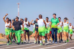 Simão Durando apresenta pista de atletismo para equipe da APA