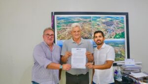 Prefeito Vilmar Cappellaro assina documento e homologa resultado final do Concurso Público 