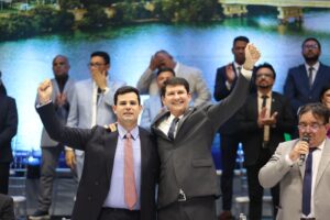 Simão Durando é empossado prefeito em cerimônia na periferia de Petrolina