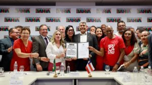 Estado e APLB formalizam acordo de reajuste salarial para professores da Educação Básica da Bahia