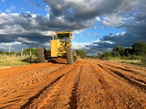 Estradas de 30 comunidades da zona rural receberam serviços de patrolamento e tapa-buracos em Petrolina
