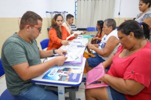 Prefeitura entrega 200 títulos de posse e escrituras públicas aos moradores do bairro São Gonçalo