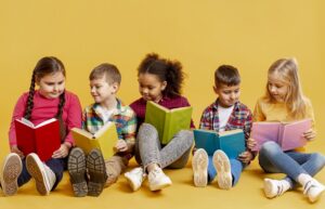 Faculdade promove ação social para incentivar leitura entre crianças