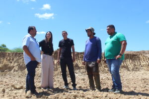 Catharina Garziera e equipe vistoriam obra do reservatório que vai atender moradores do Assentamento Edmilson Araújo