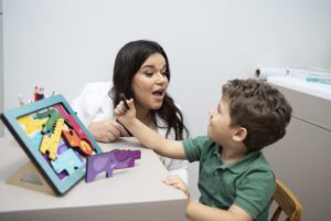Psicóloga do Vale do São Francisco destaca importância do Abril Azul e pontua sobre inclusão, empatia e mitos sobre o autismo