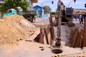 Obra de drenagem na Adolfo Viana interdita as duas vias e exige atenção de motoristas e pedestres