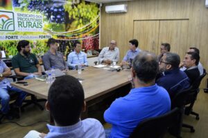 DINC o participa de reunião sobre impactos da taxação dos Estados Unidos a fruticultura irrigada do Vale.