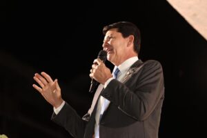 Prefeito Simão anuncia padre Antônio Maria no Festival Cristão de Petrolina
