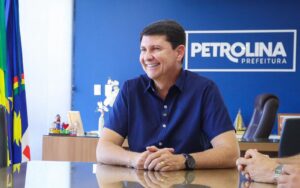 Para reduzir prejuízo do tarifaço, prefeito Simão propõe crédito de R$ 1 bilhão para compra de frutas destinadas à merenda escolar
