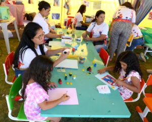 Juá Literária: Olhos curiosos, mãos que criam e memórias que ficam: pais e filhos vivem experiência afetiva no Espaço Juazinho
