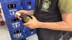 Operação consumo seguro: Procon-PE notifica depósitos de bebidas no Agreste e na capital durante fiscalização