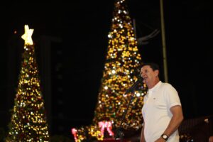 Prefeito Simão anuncia Natal Luz com decoração alusiva à “neve no Sertão”