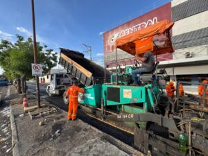 Pavimentação asfáltica começa no entorno do Mercado do Produtor e Prefeitura pede atenção redobrada aos condutores