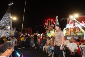 Simão Durando acende as luzes do Natal Luz 2025 e emociona Petrolina com o “Natal na Neve”