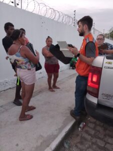 Após chuvas, Prefeitura de Petrolina realiza entrega preventiva de lonas na Vila da Fé