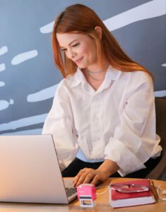 Psicóloga Bianca Reis chama a atenção para a autocobrança do adulto de hoje relacionada com sua criança interior