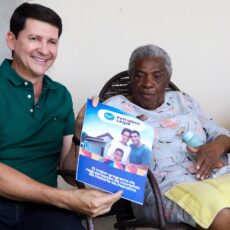 Aos 91 anos, moradora do Pedro Raimundo recebe título de posse das mãos do prefeito Simão Durando