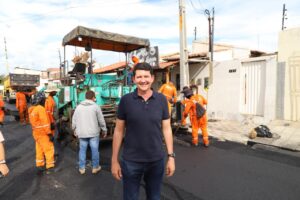 Prefeito Simão vistoria recapeamento de ruas e garante conclusão até março