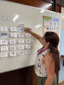 Educação interrompida no Brasil: milhões ainda não sabem ler ou escrever e universidades se mobilizam para enfrentar o desafio