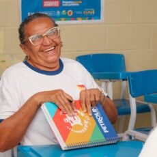 Aos 63 anos, estudante de Petrolina retoma os estudos e inspira novas histórias na EJA