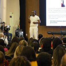 Encerramento do Abril Azul conta com palestra de Manoel Soares e lançamento de linha de crédito para mães atípicas