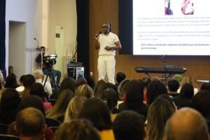 Encerramento do Abril Azul conta com palestra de Manoel Soares e lançamento de linha de crédito para mães atípicas