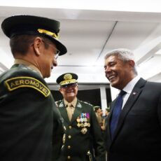 Governador acompanha passagem de comando da 6ª Região Militar na capital baiana