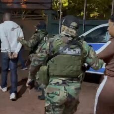 Governo da Bahia articula extradição de líder de facção capturado na Bolívia em operação internacional integrada<div><b style="font-family: Aptos, Aptos_EmbeddedFont, Aptos_MSFontService, Calibri, Helvetica, sans-serif; font-size: 12pt; white-space-collapse: collapse; color: revert;"></b></div>