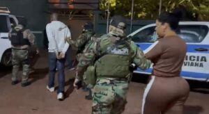 Governo da Bahia articula extradição de líder de facção capturado na Bolívia em operação internacional integrada<div><b style="font-family: Aptos, Aptos_EmbeddedFont, Aptos_MSFontService, Calibri, Helvetica, sans-serif; font-size: 12pt; white-space-collapse: collapse; color: revert;"></b></div>