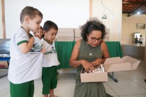 Mais apoio para aprender: estudantes de Casa Nova recebem kits de material escolar