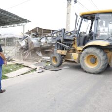 Ação do Petrolina + Limpa remove entulhos que causavam prejuízos no entorno da Feira do Jardim Maravilha