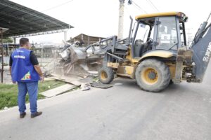 Ação do Petrolina + Limpa remove entulhos que causavam prejuízos no entorno da Feira do Jardim Maravilha