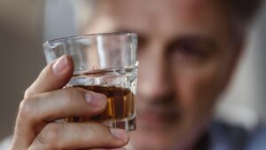 Junho Branco: relatos de artistas reacendem debate sobre álcool, dependência e saúde mental