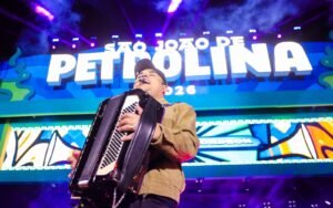 Do primeiro acorde ao último refrão: Petrolina canta junto com Tarcísio