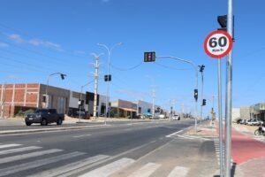 Prefeitura de Petrolina conclui instalação de novo semáforo na Avenida Transnordestina e amplia segurança viária