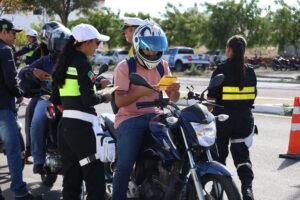 Blitz educativa orienta motociclistas sobre segurança no trânsito em Petrolina