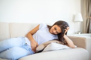 Alimentação pode ajudar no controle dos sintomas da endometriose, mas não substitui tratamento